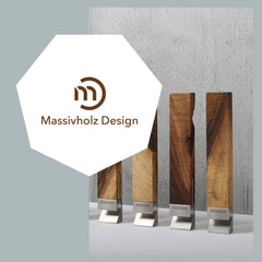 Vier Flaschenöffner aus Holz und Metall stehen auf feinem Tisch. Daneben ist das Logo von Massivholz Design zu sehen.