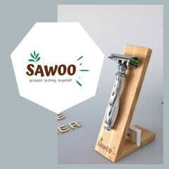 Rasierhobel auf Bambusständer daneben das Logo von Sawoo