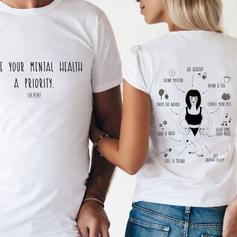 Mann und Frau tragen ein Tshirt mit dem Spruch Your mental health a priority. 