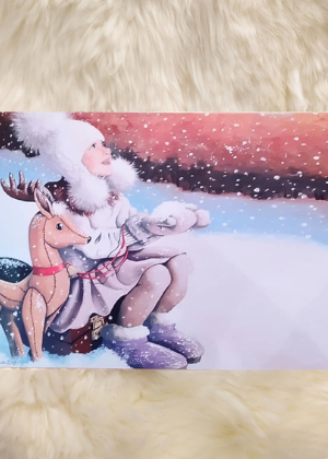 Postkarte mit Mädchen und Renntier und Schneeflocken als Motiv, gezeichnet und gedruckt von der Designerin Denucci