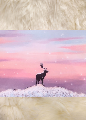 Postkarte mit Hirsch auf Schneehügel vor Sonnenuntergang als Motiv, gezeichnet und gedruckt von der Designerin Denucci