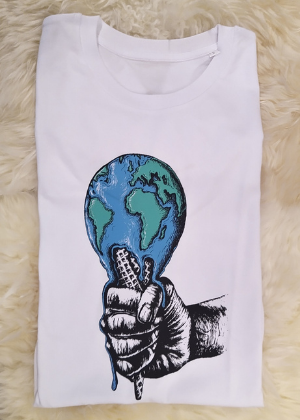 T-Shirt mit Motiv Welt als Eis dargestellt gehalten in einer Hand