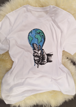 ganzes T-Shirt mit Motiv Welt als Eis dargestellt gehalten in einer Hand 