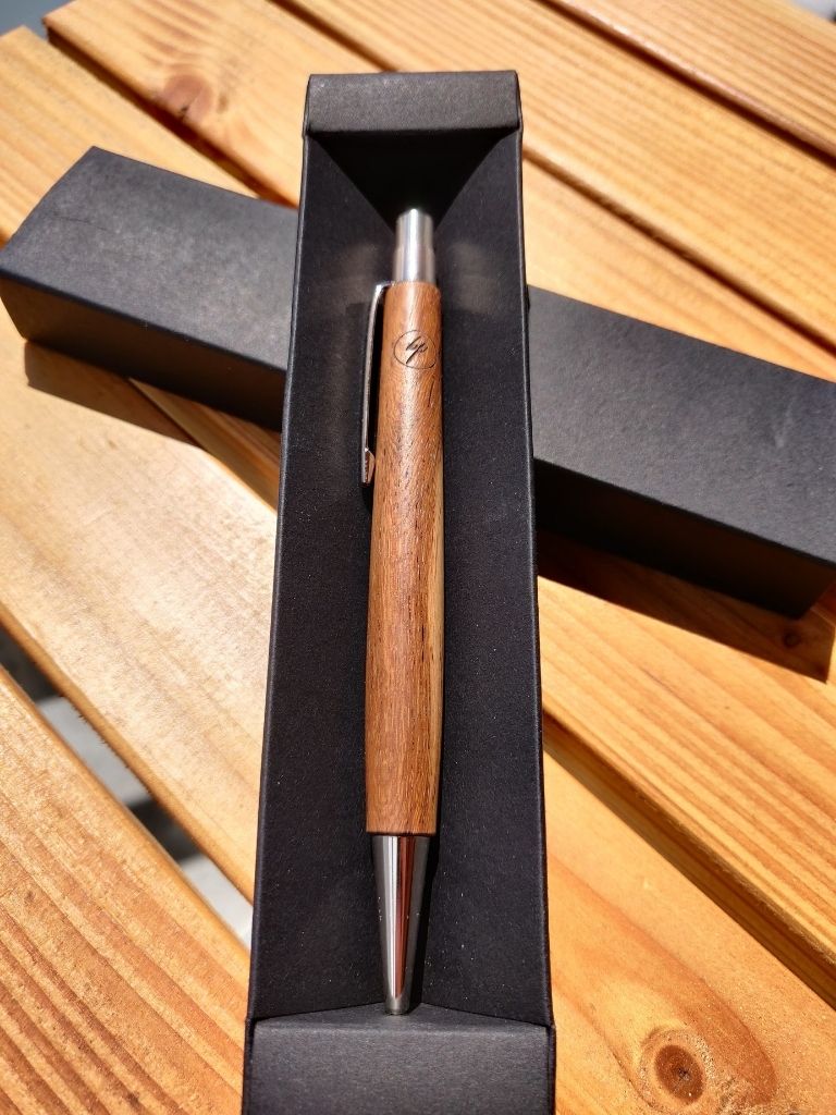 Kugelschreiber aus Bündner Weinrebenholz "dunkel mit heller Maserung"