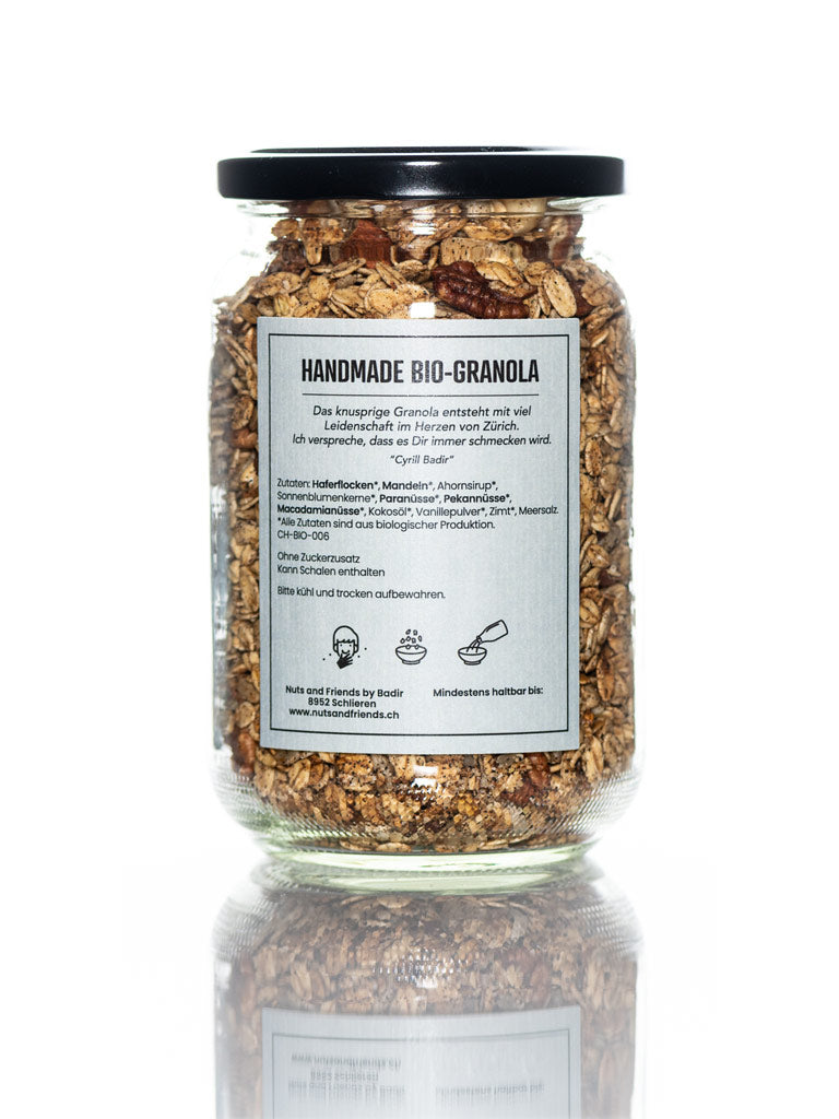 Nuts and Friends, Feines veganes Bio-Granola-Müesli, The Original, in Schraubglas Rückseite vor weissem Hintergrund