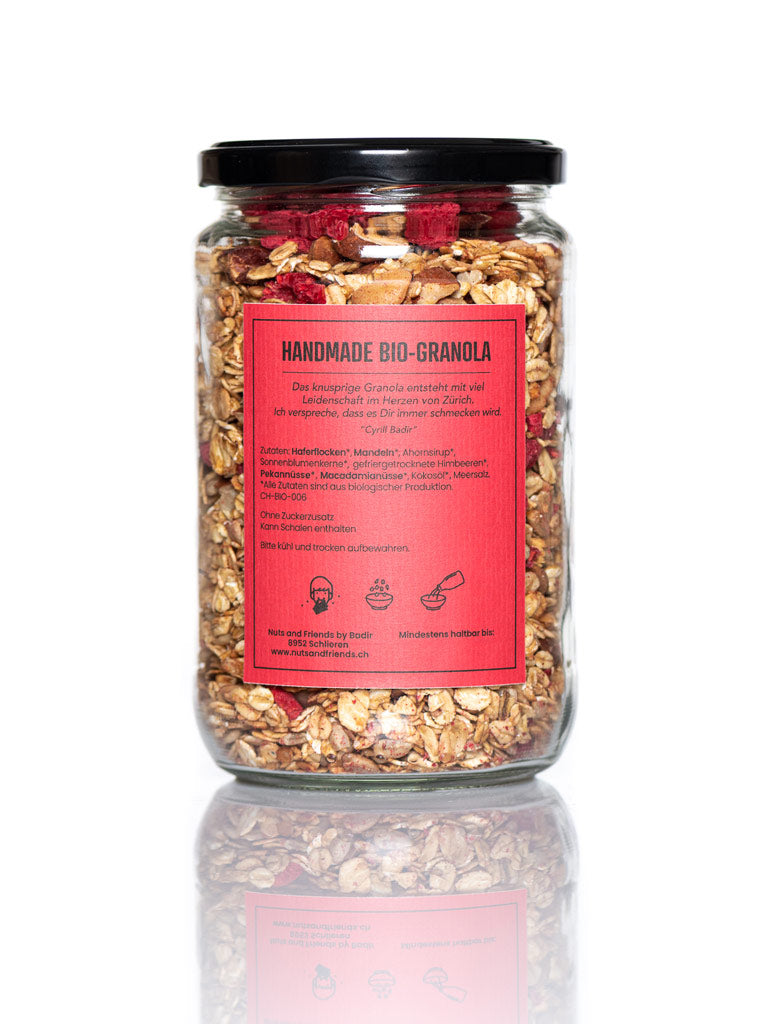 Nuts and Friends, Feines veganes Bio-Granola-Müesli, The Raspberry, in Schraubglas Rückseite vor weissem Hintergrund