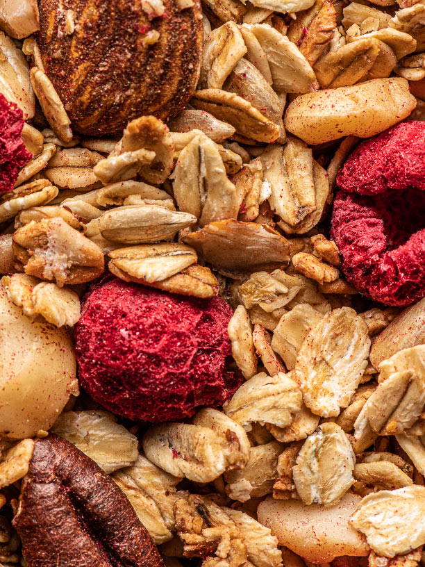 Nuts and Friends, Feines veganes Bio-Granola-Müesli, The Raspberry, Müesli Nahaufnahme